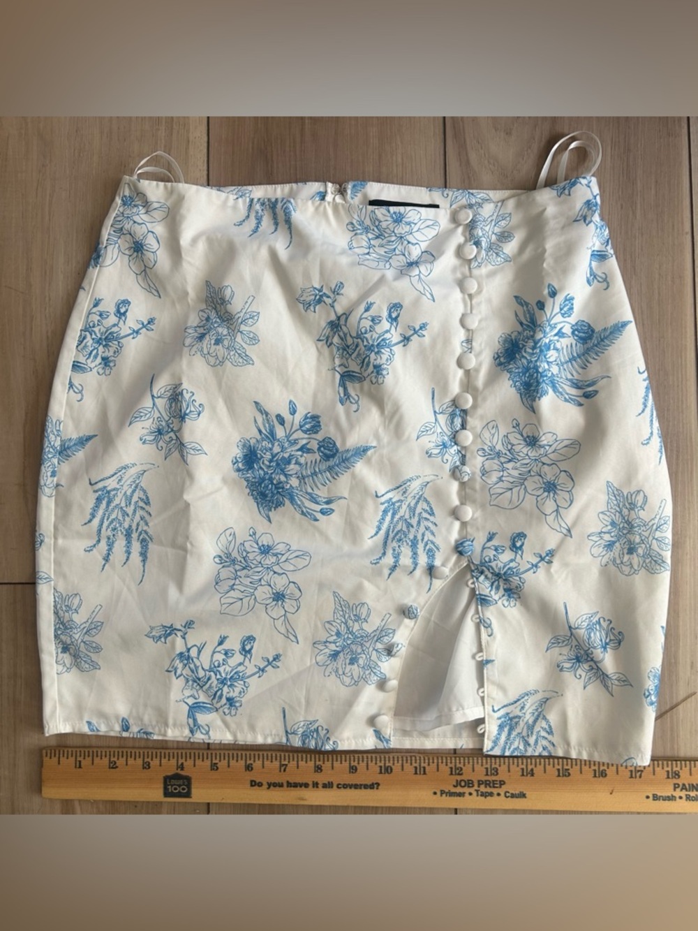 Banjul White Mini Skirt with Blue floral Botanical Print waist 28 roses dahlias